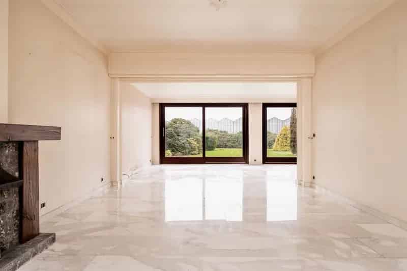 Lichtrijke laagbouwvilla +  garage/opslagruimte op 1634 m²