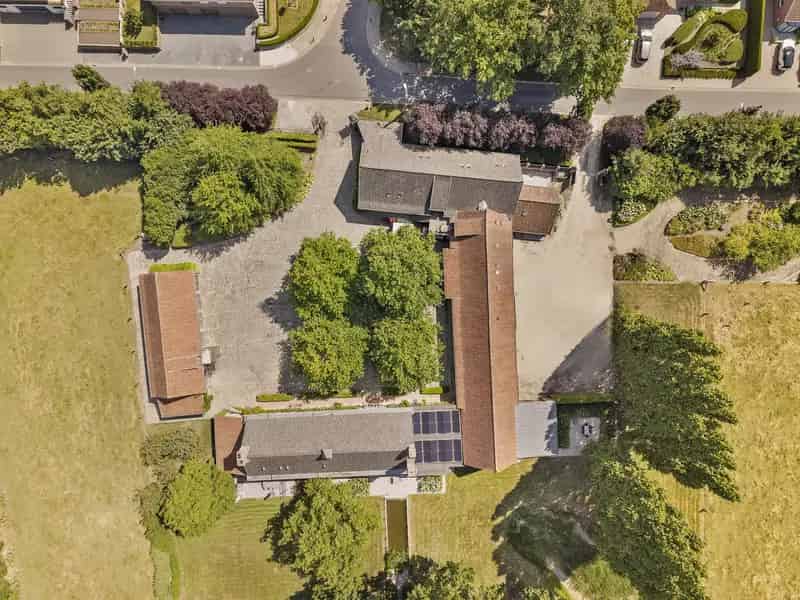 Vierkantshoeve te koop: Wonen en werken gecombineerd