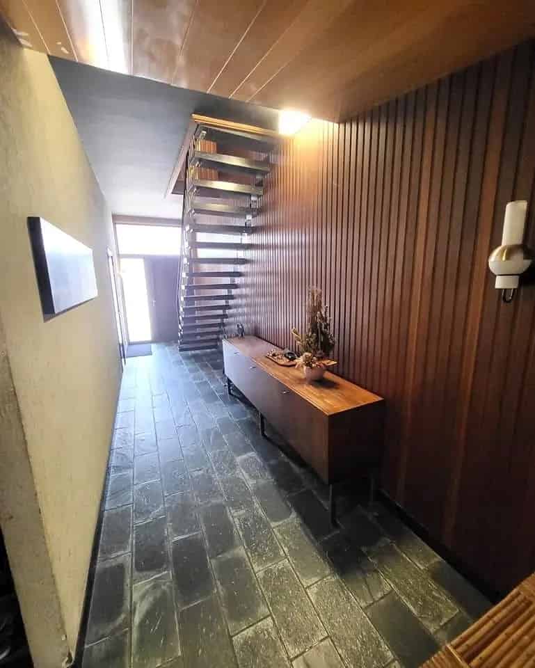 Woning met ruime dubbele garage.