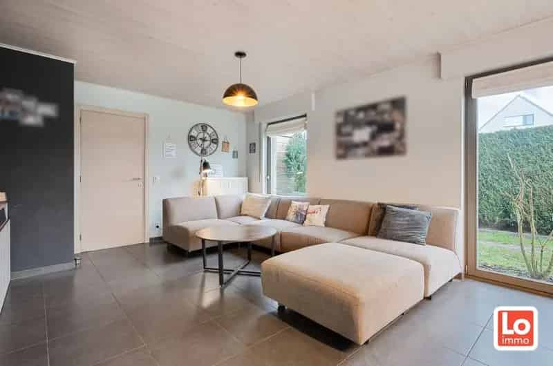 VERKOCHT!! Instapklare halfopen woning met afzonderlijke garage op toplocatie in hartje Lochristi!