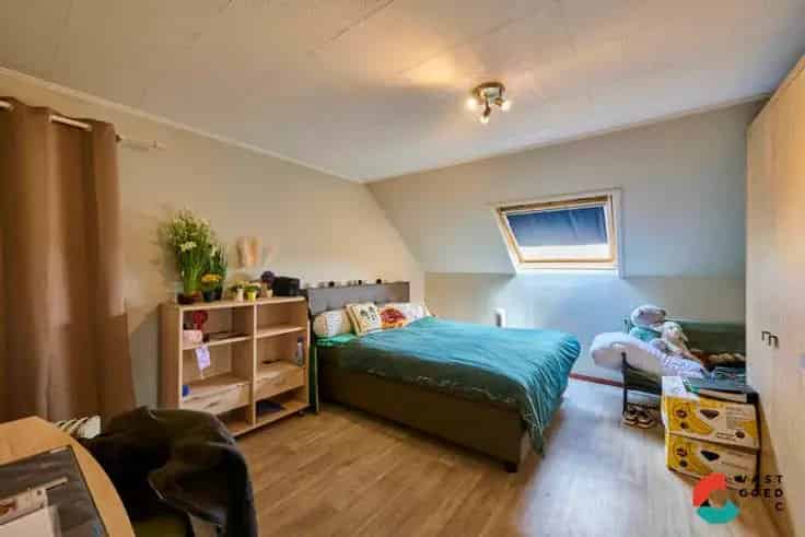 Huis Te Koop: 4 Slaapkamers, Tuin en Garage in Rustige Wijk