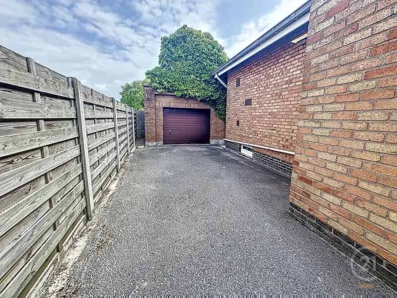 Huis te koop Leffinge: Ruime woning met tuin en garage