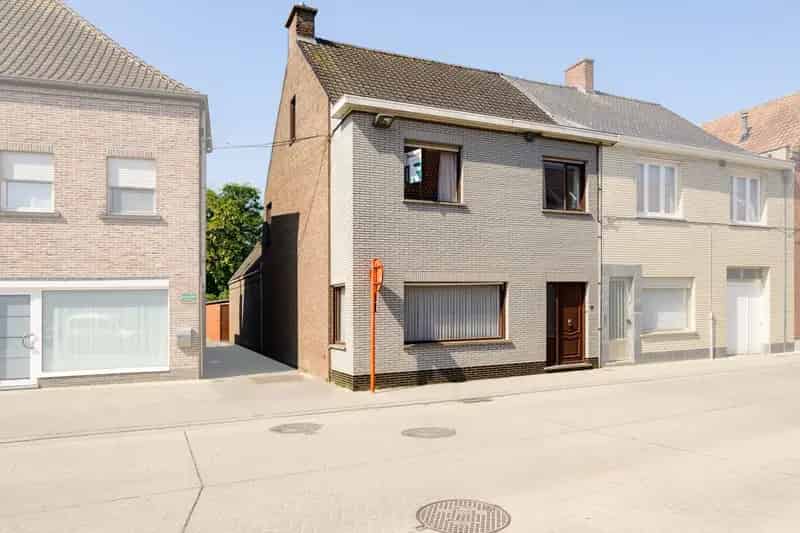 Halfopen woning met ruime tuin in centrum Ruiselede.