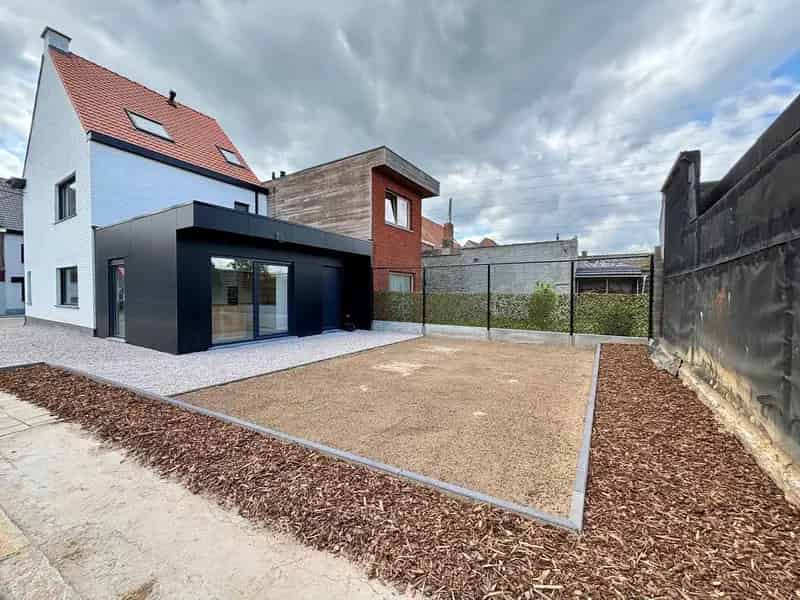 Ruime volledig gerenoveerde woning met 3 slaapkamers te Deerlijk