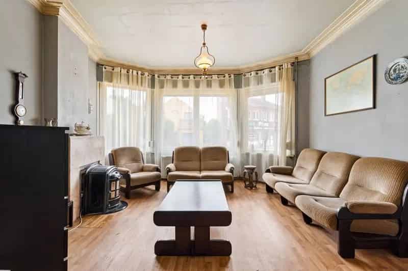 Te renoveren woning (190 m²) op gunstige locatie te koop!