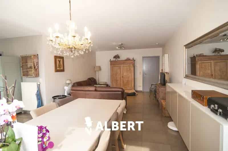 Bent u op zoek naar een mooie woning met aangename tuin, centraal gelegen te Kortessem? 
Zoek niet verder en ontdek dit prachtige pand met een bewoonbare oppervlakte van 154m² (bron EPC).
Rustig gelegen in een doodlopende straat met supermarkten, school, 