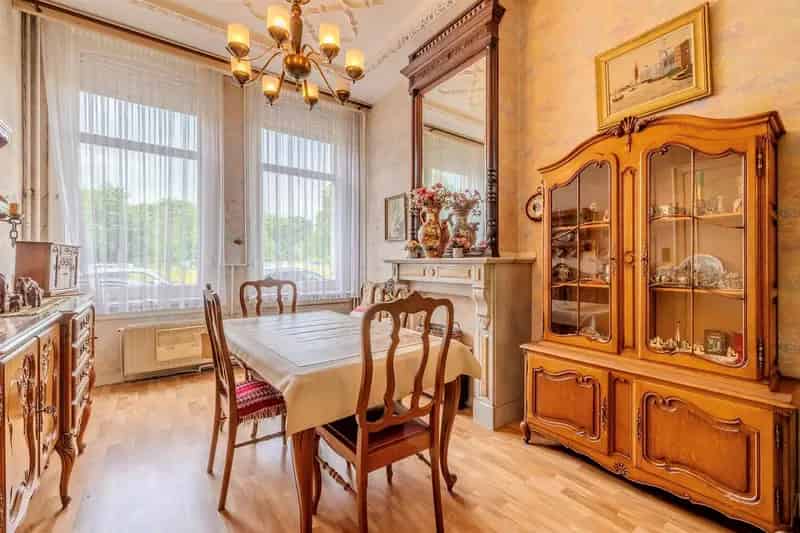 Charmant te renoveren burgerhuis met 4 slaapkamers en tuin te Berchem