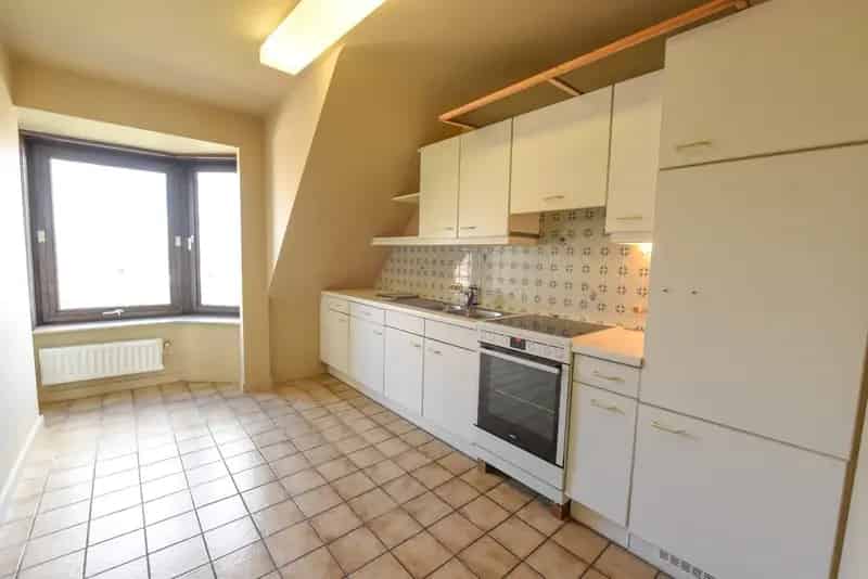 Ruim INSTAPKLAAR appartement te Oeselgem met 2 slaapkamers en GARAGE.