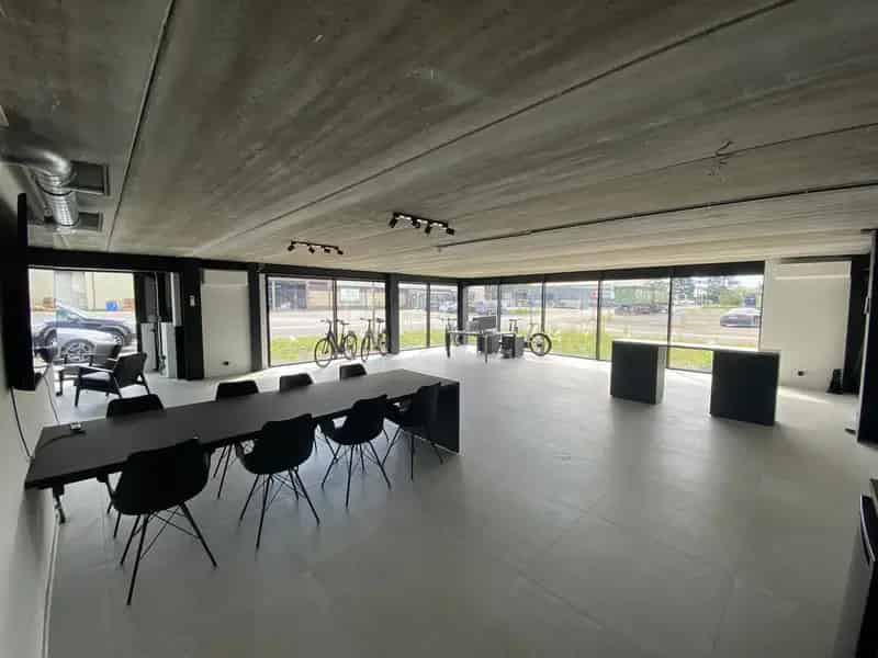 Te Huur: Nieuwbouw Kantoor/showroom in Sint-Niklaas.