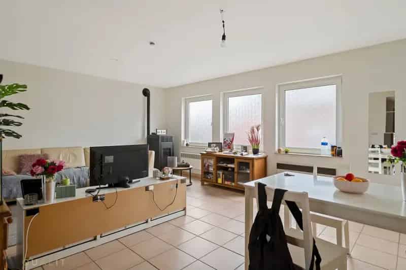 Centraal gelegen opbrengstgebouw met 2 appartementen (GLV met 1 slpk. en triplex met 3 slpk.) en 2 staanplaatsen