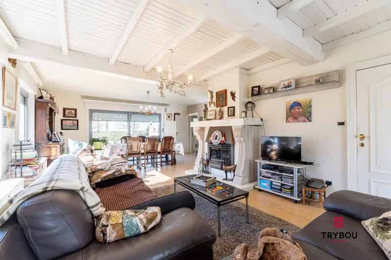 Ruime alleenstaande woning met inpandige garage, magazijn en aangelegde tuin op 1149m²