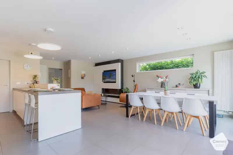 STIJLVOLLE HALF-OPEN WONING MET 5 SLAAPKAMERS en EEN PRACHTIGE TUIN OP EEN PERCEEL VAN 918 m²