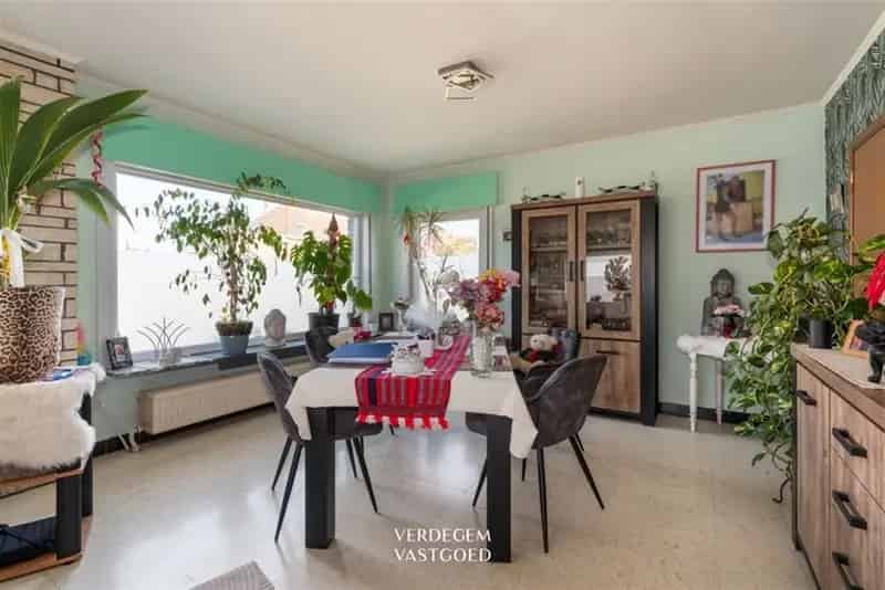Bungalow met 2 slaapkamers, 2 garages en tuin van 730m²
