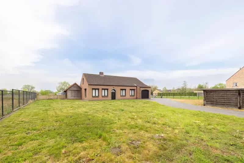 Gelijkvloerse woning met 3 tot 5 slaapkamers en weiland op 6747m²