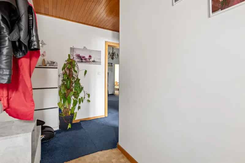 Te renoveren gezinswoning met 4 slaapkamers, 2 garages en veranda