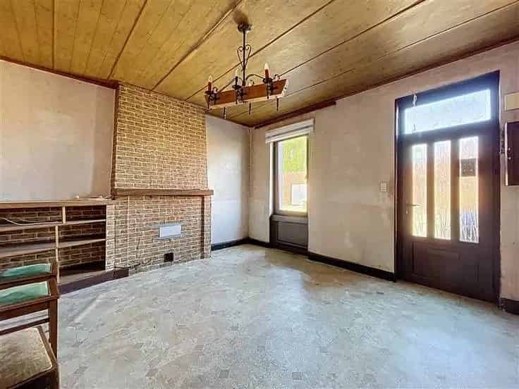 Huis Te Koop: Te renoveren woning met 3 slaapkamers en grote garage