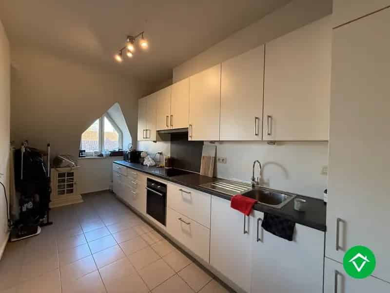 Ruim, gezellig dakappartement met 3 slaapkamers in centrum Roeselare