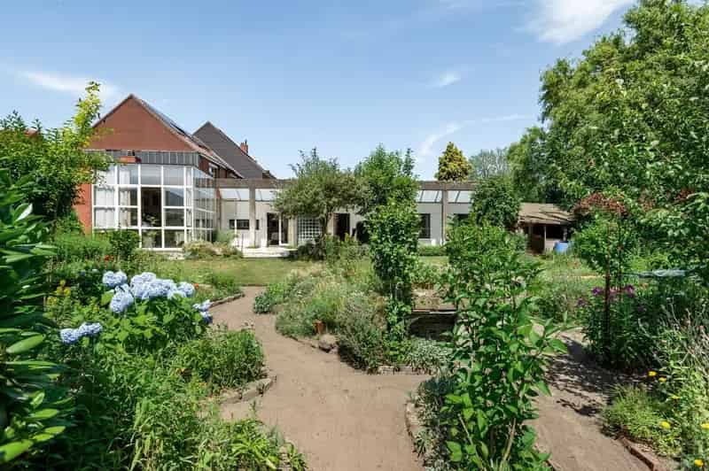 Te renoveren laagbouw woning met grote zonnige tuin op 1396 m²