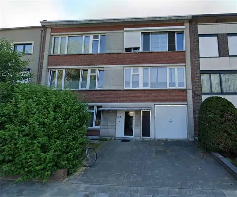 Dubbele garagebox met oprit
