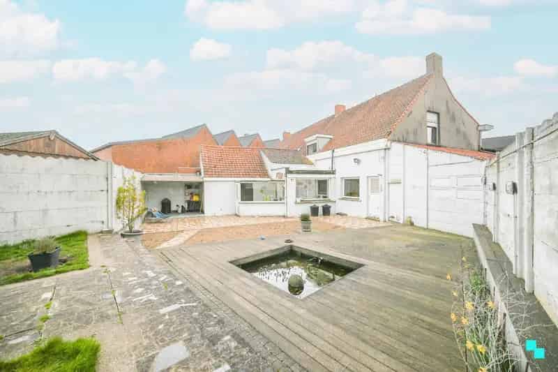 Eéngezinswoning met 4 slaapkamers in centrum Oostrozebeke