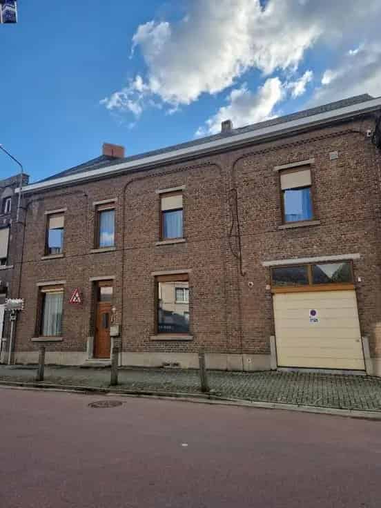 Huis Te Koop Grote woning met garage nabij winkels en scholen