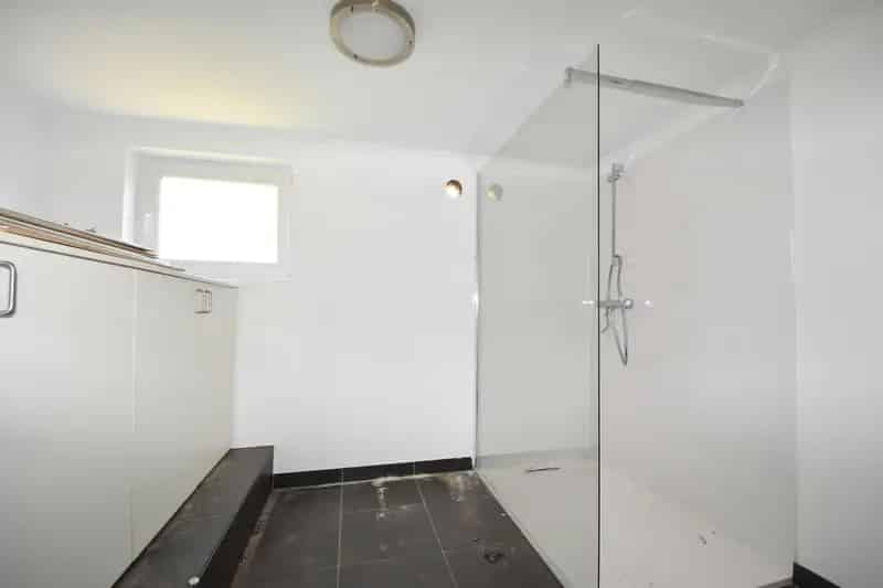 (In Optie) Deels Gerenoveerde Woning Met 3 Slk., Garage & Tuin (Zw)