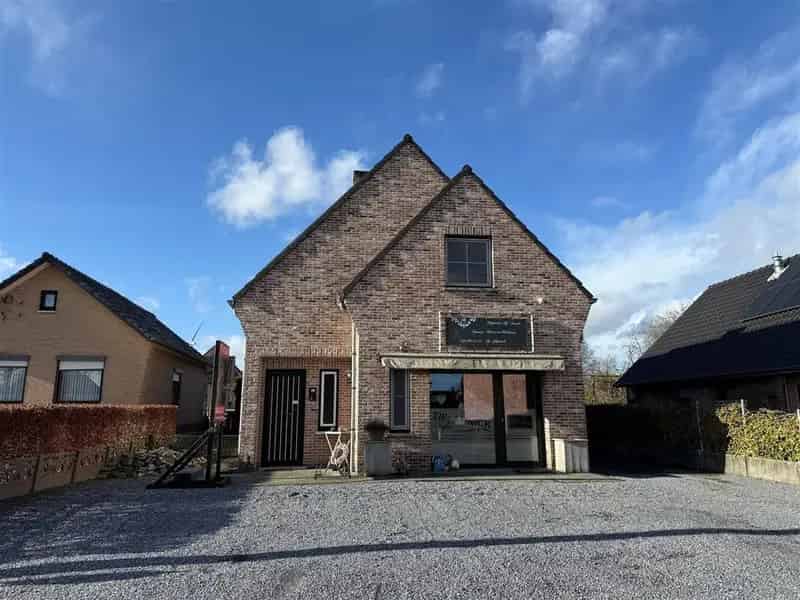Stijlvolle vrijstaande woning met ruimte voor vrij beroep, garage en verwarmd zwembad op ruim perceel