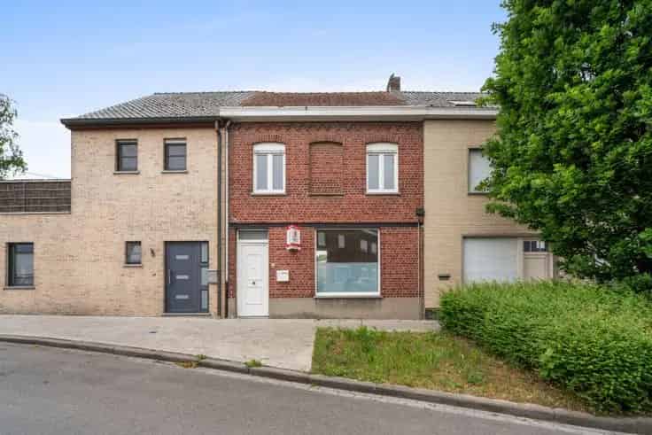 Huis Te Koop Moen: Instapklare Woning met Garage en Uitweg