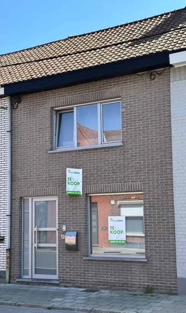 Instapklare woning met drie slaapkamers, tuin met uitweg, zolderkamer te Roeselare