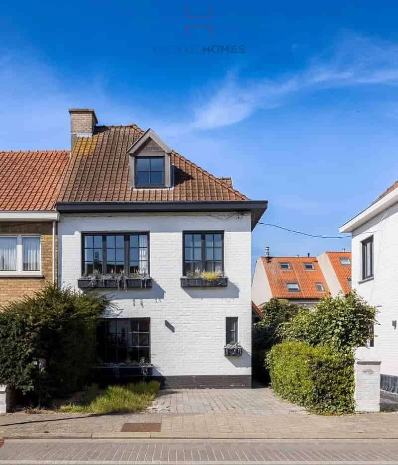 Instapklare halfopen woning in Oud-Knokke met 3 slaapkamers en private parkeerplaats voor twee wagens