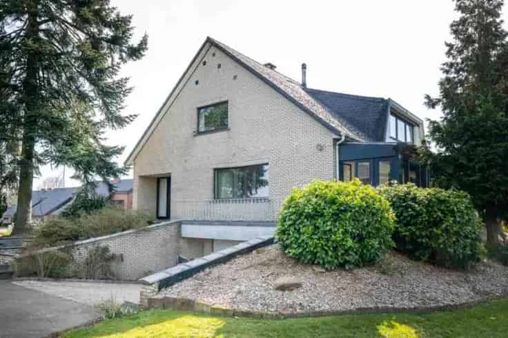 Ruime woning met 6 slaapkamers te renoveren