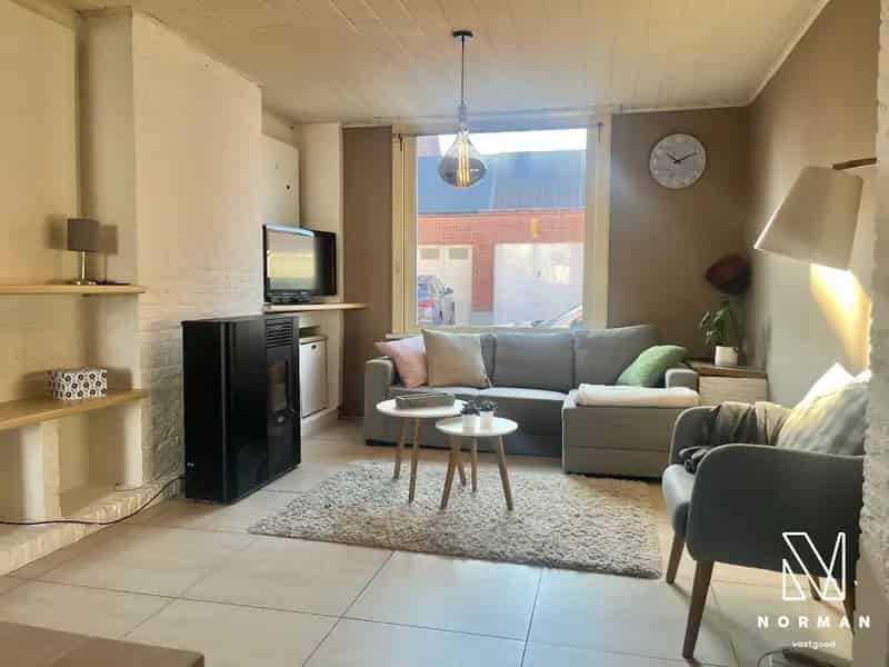 Deze charmante halfopen bebouwing is gelegen op een perceel van 232 m²