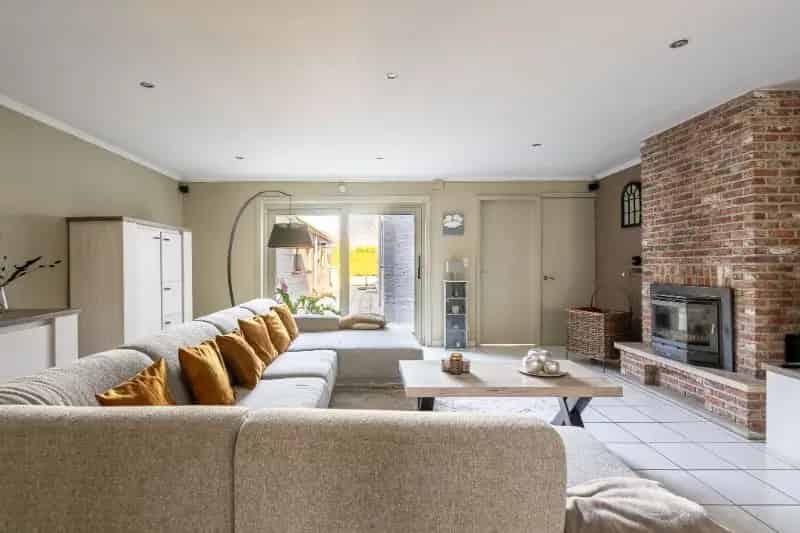Instapklare woning met ruime garage en tuin.