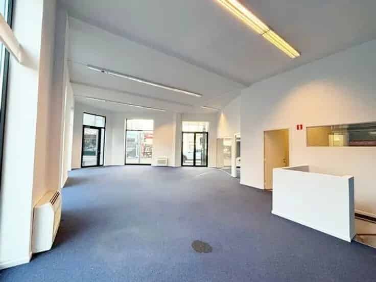 TOP GELEGEN COMMERCIEEL PAND HOEKLOCATIE