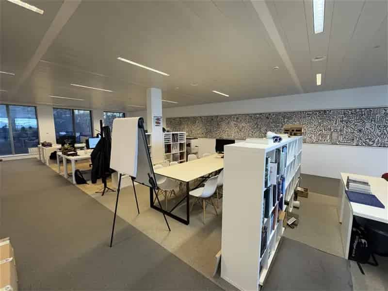 Gelijkvloerse kantoorruimte in modern gebouw op het Eilandje