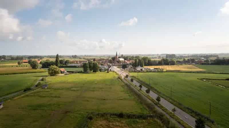 Groot-Diksmuide. Nieuwkapelle. Diverse weilanden van 2ha met instapklare stalling en voorzien van speciale afsluitingen