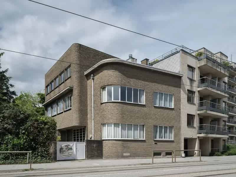 Omgeving Sint-Pieters station - Imposante half vrijstaande villa met parktuin, in nieuwe zakelijkheid naar een ontwerp van architect Geo Bontinck (1935).