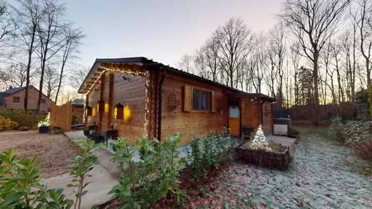 Huis Te Koop: Gezellige Chalet met Garage en Carports