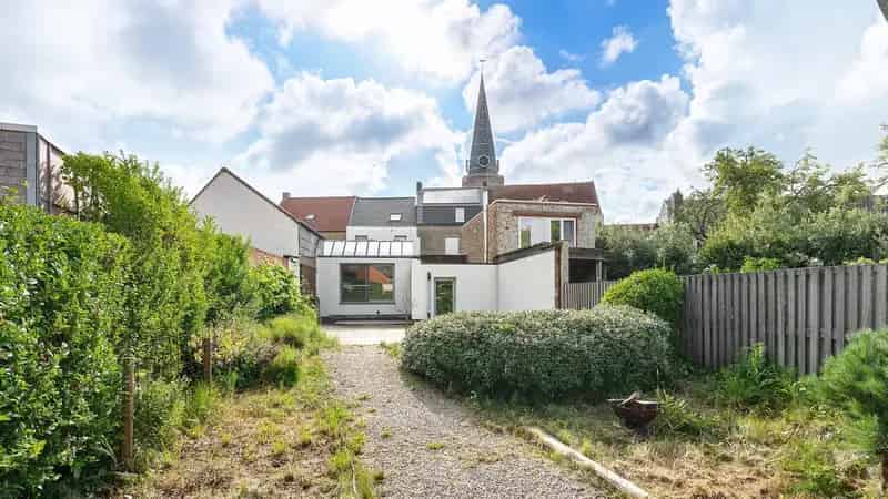 Groot handelshuis met tuin in het dorp van Westkapelle