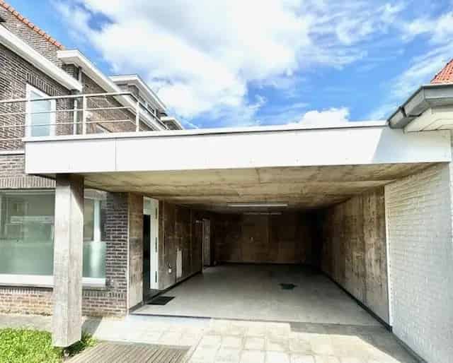 HALFOPEN WONING MET VEEL MOGELIJKHEDEN
