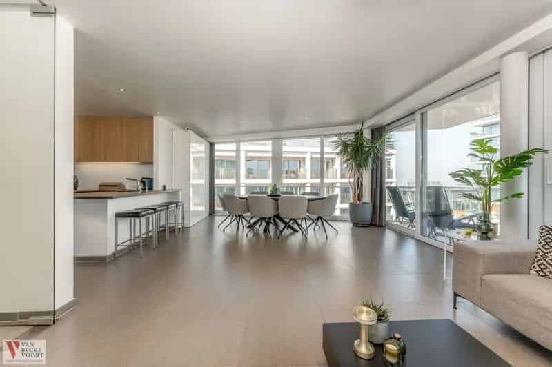 Standingvol hoek-appartement met zicht