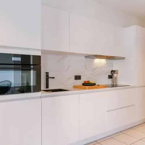 Modern gerenoveerde woning met 2 slaapkamers ( + 2 slaapkamers extra mogelijk) in De Panne