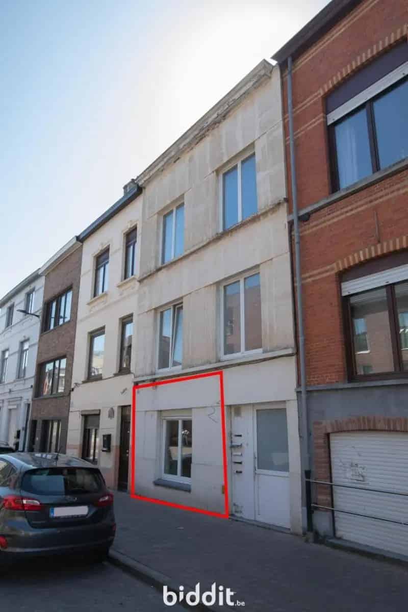TE RENOVEREN APPARTEMENT (GELIJKVLOERS)