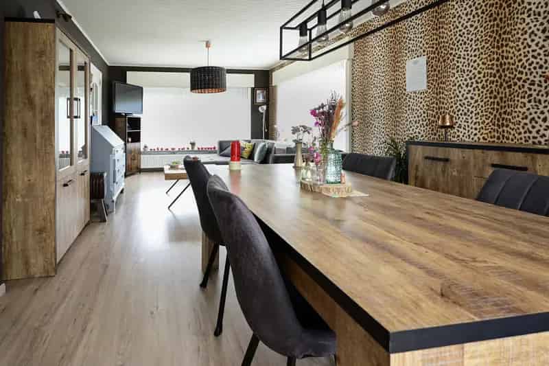 Deze gerenoveerde open bebouwing met zongerichte tuin ligt in het landelijke Zande (Koekelare).
De woning werd gemoderniseerd in 2019 en werd voorzien van alle hedendaagse comfort.
Deze gezinswoning omvat een inkomhal, ruime lichtrijke leefruimte en een a