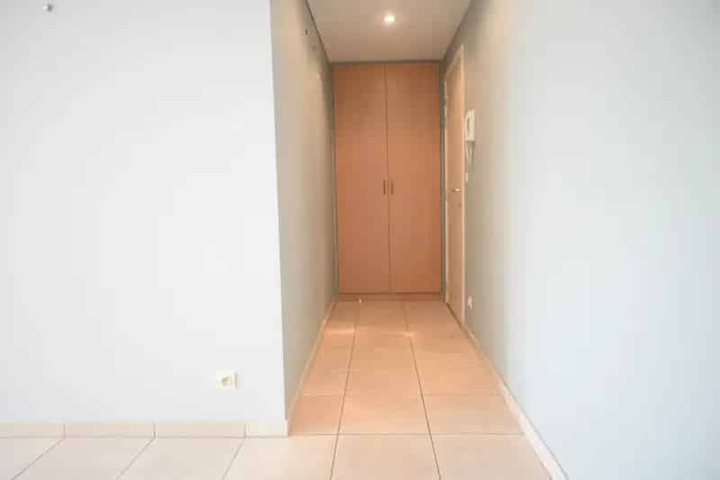 Dit mooi appartement met twee slaapkamers ligt in een rustige straat vlakbij de Markt in Gistel.
Het appartement omvat een inkom, een ruime, lichtrijke leefruimte met halfopen keuken en aanpalende berging/wasplaats.
Er is een badkamer met lavabo, douche e