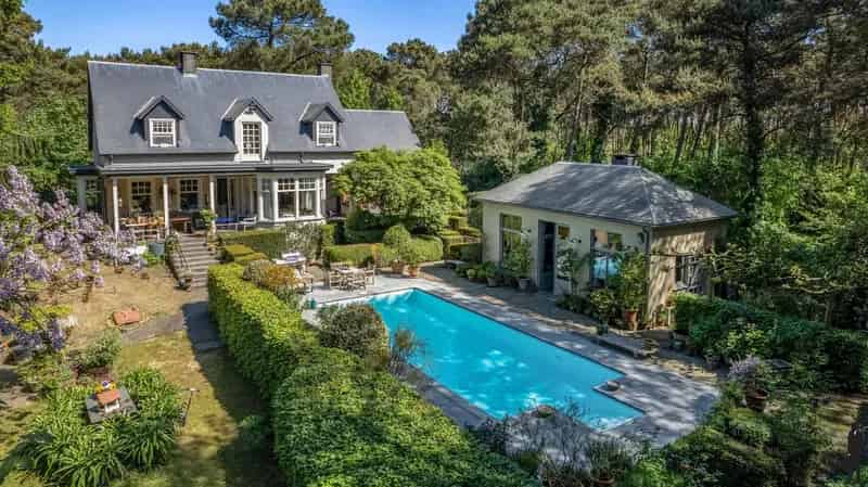 Exclusieve en uniek gelegen Engelse cottagevilla met orangerie, zwembad en aanpalende bouwgrond op ca. 1,9 ha in bosrijke omgeving.