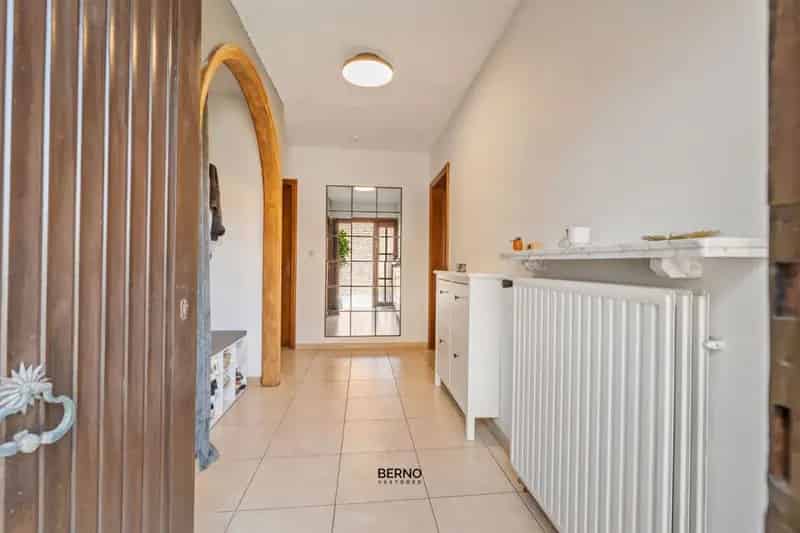 Instapklare gelijkvloerse woning op 1128 m² – 3 slaapkamers, ruime tuin én garage.