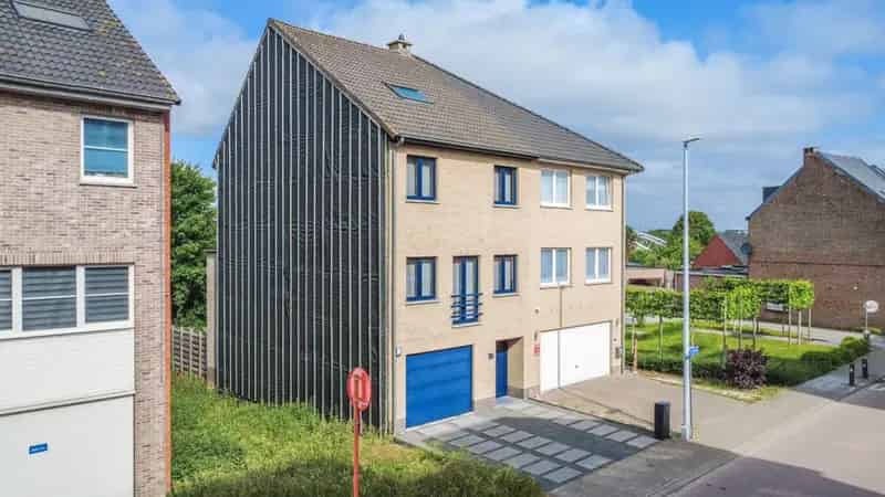 INSTAPKLARE WONING MET 4 SLAAPKAMERS & GARAGE !