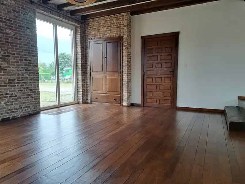 Rustiek landhuis met 3 slaapkamers, garage en grote tuin.