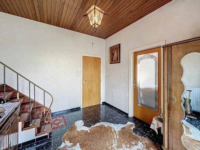 Te renoveren woning op een mooi perceel in een rustige straat.